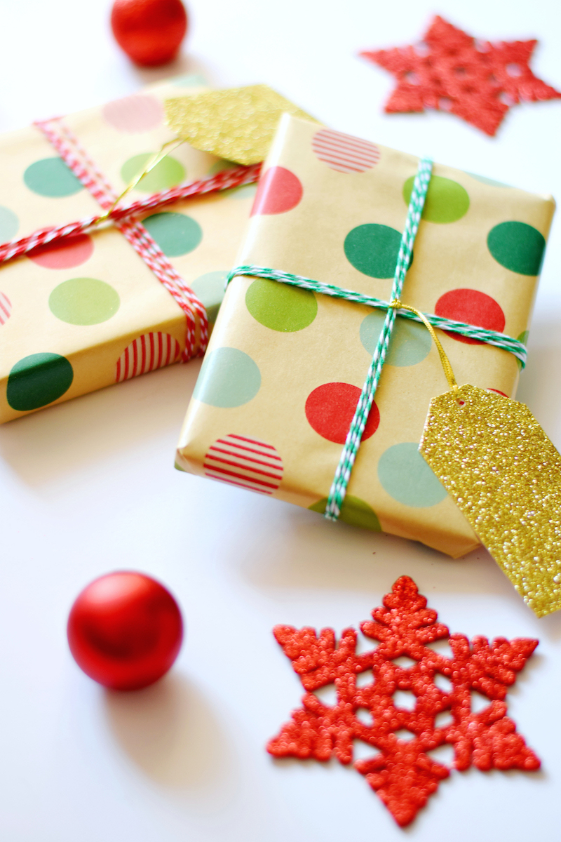 emballage-cadeau-noel-papier-gros-pois-ficelle-etiquettes-flocons