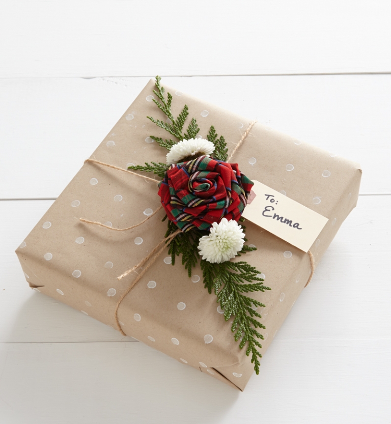 emballage-cadeau-noel-papier-kraft-fleur-tissu-chrysantheme