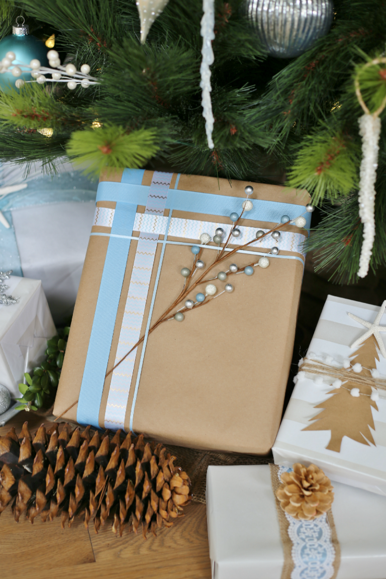emballage-cadeau-noel-simple-chic-papier-kraft-ruban-decoratif