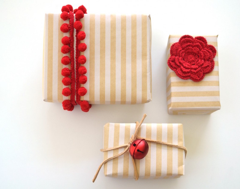 emballage-cadeau-noel-simple-fleur-crochet-galon-pompons-grelot