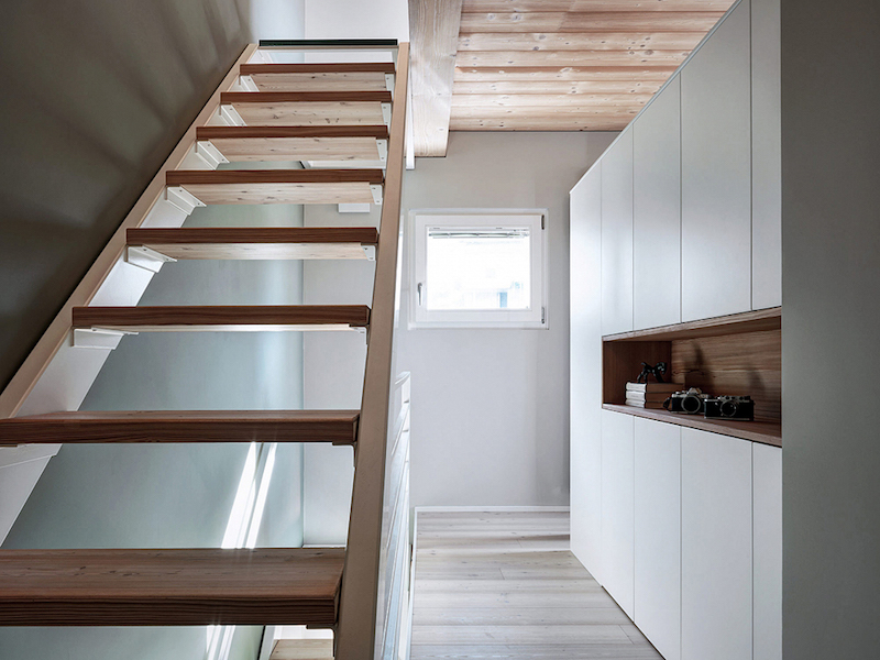 escalier-bois-sans-contremarches-meubles-blancs-maison-pierre-naturelle