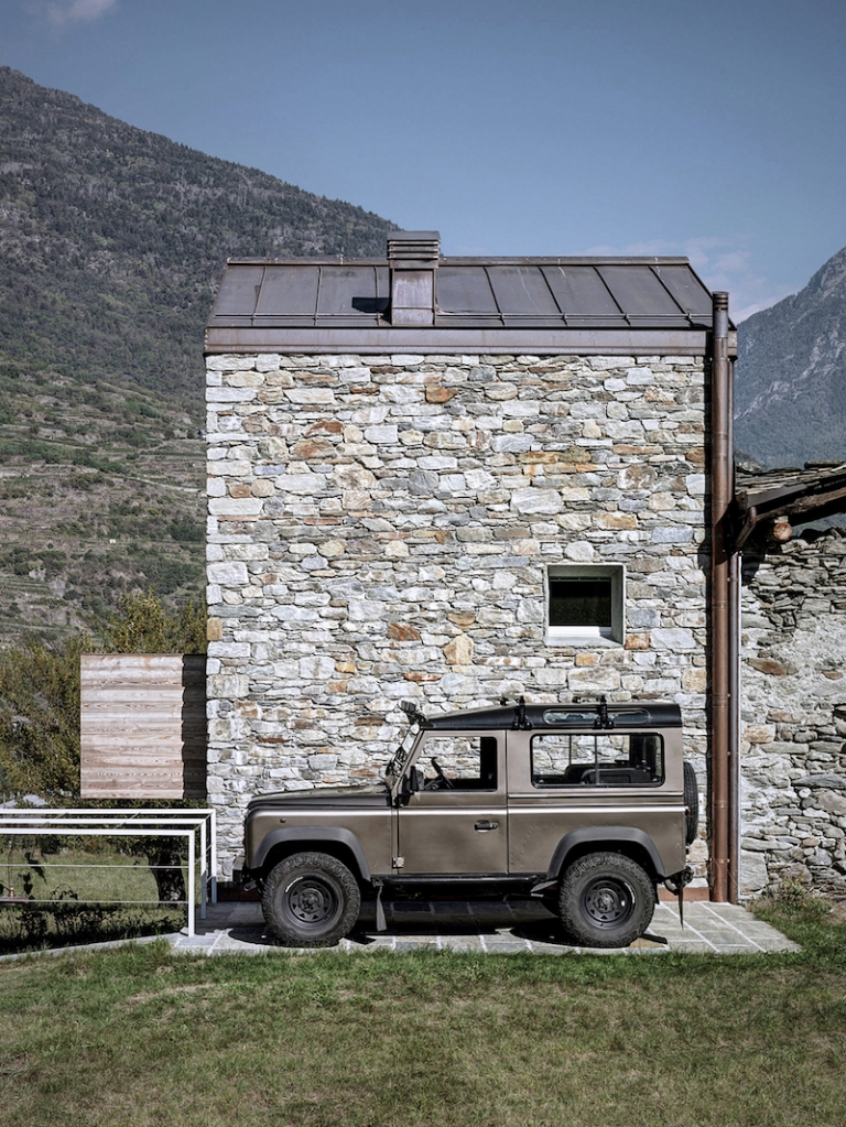 exterieur de la maison en pierre naturelle-grise-bois-massif-alpes-italiennes