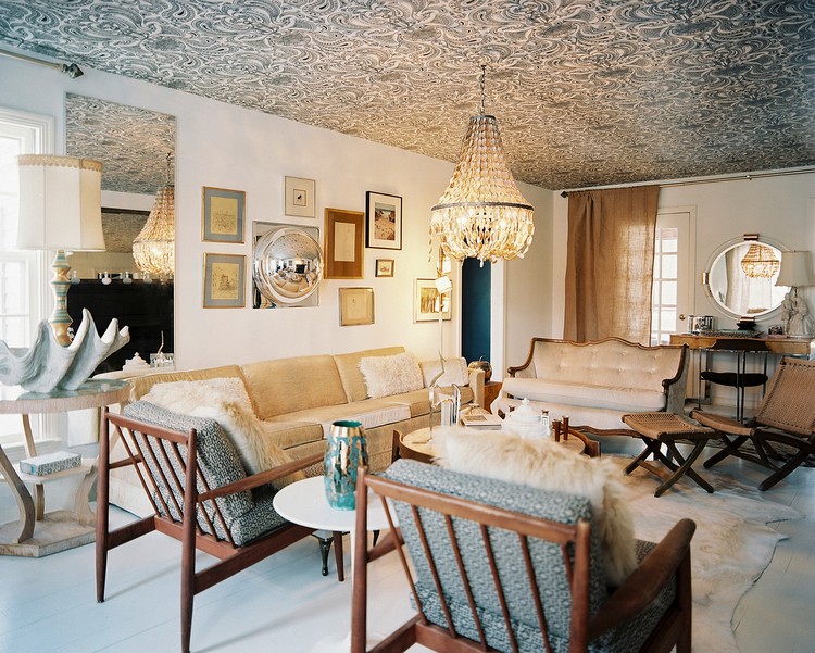 faux-plafonds-originaux-motifs-vintage-meubles-bois