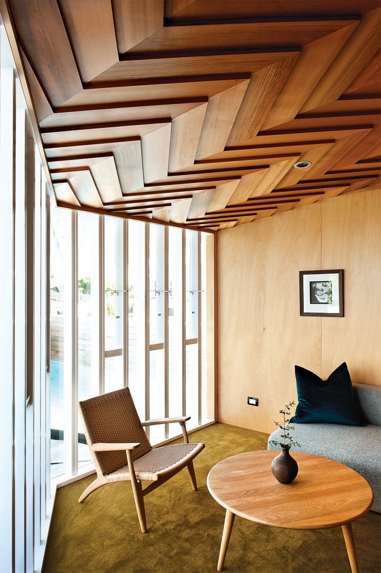 faux-plafonds-originaux-parquet-chevron-meubles-bois