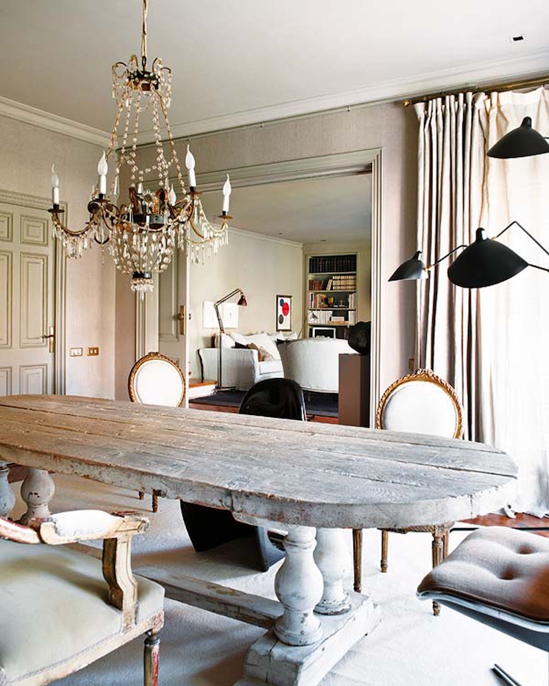 grande-table-manger-bois-massif-antique-lustre-pampilles-chaises-medaillon