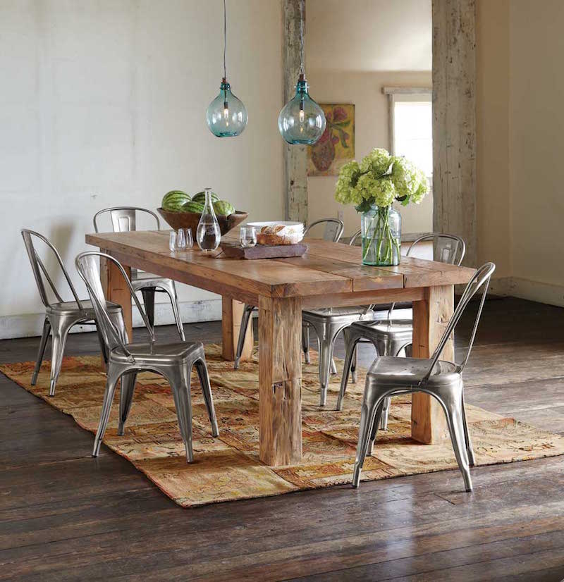 grande table à manger en bois massif chaises-metalliques-suspensions-verre