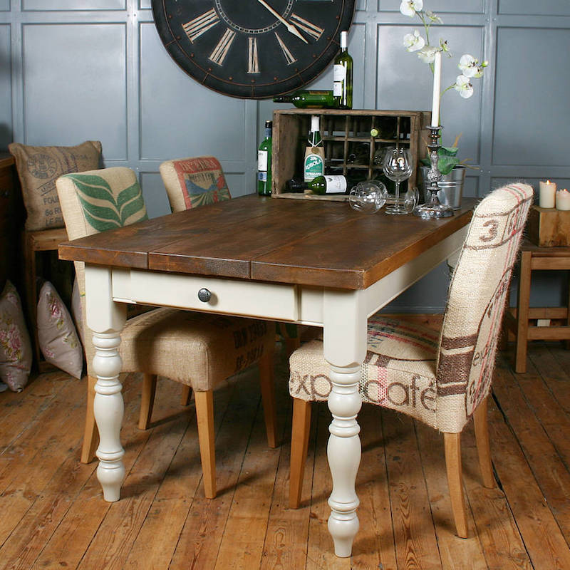 Grande table à manger en bois massif avec quelles chaises et décoration?