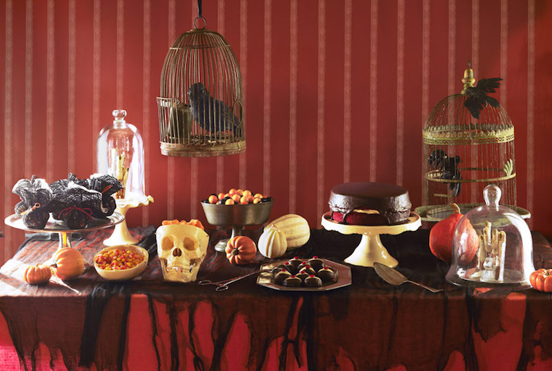 idee-deco-halloween-chic-buffet-sucre-palette-couleurs-foncees