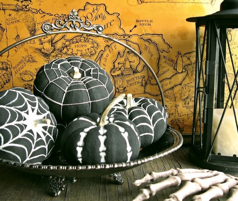 idee-deco-halloween-chic-citrouilles-peintes-noires-decorees-os-toiles-araignees