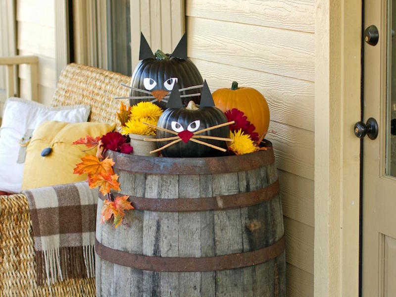 idee-deco-halloween-entree-exterieur-porch-veranda-chats-noirs-citrouilles