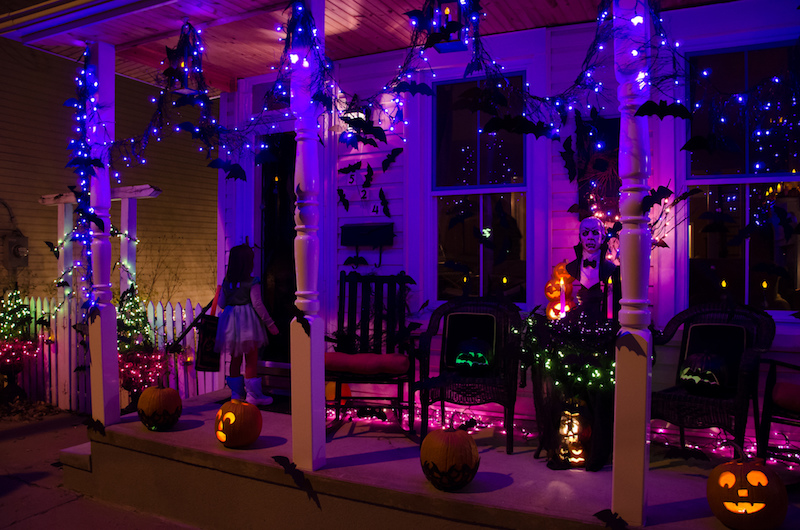 idee-deco-halloween-exterieur-plusieurs-guirlandes-lumineuses-violet