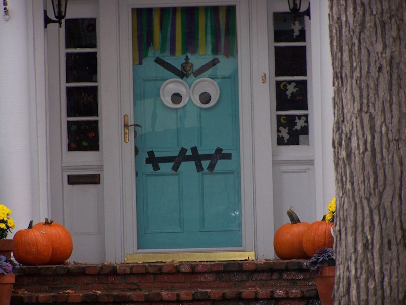 idée déco Halloween exterieur-fabriquer-porte-entree-drole-monstre