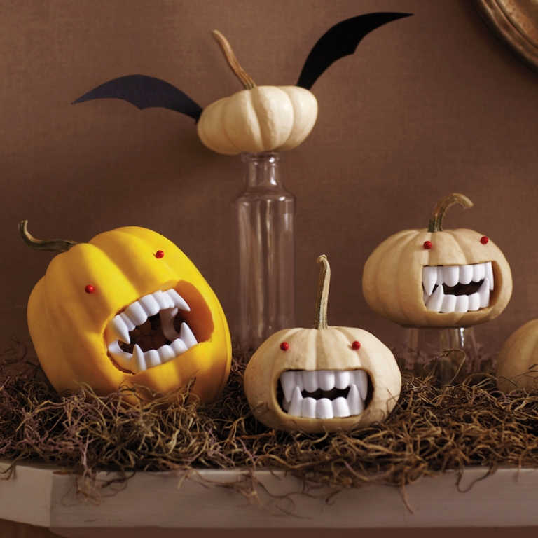 idee-deco-halloween-facile-originale-citrouilles-vampires-dents-plastique