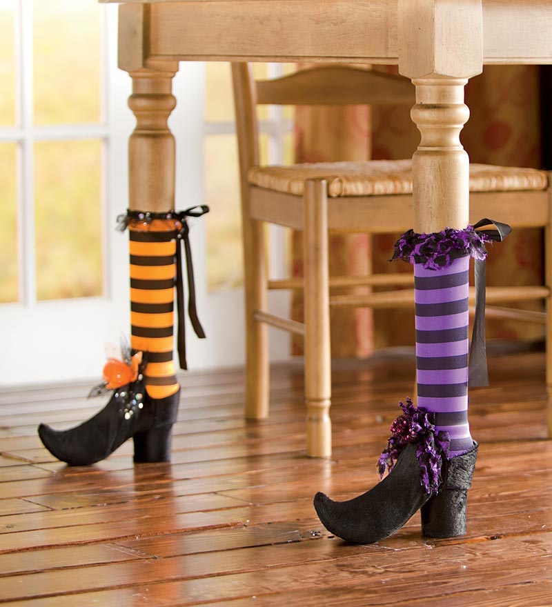 idee-deco-halloween-maison-pieds-table-jambes-sorciere-chaussettes