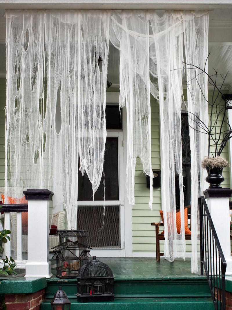idee-deco-halloween-porch-veranda-terrasse-toiles-torchons-gaze-dechires