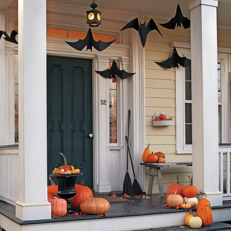 idee-deco-halloween-veranda-porch-chauve-souris-papier-noir-citrouilles