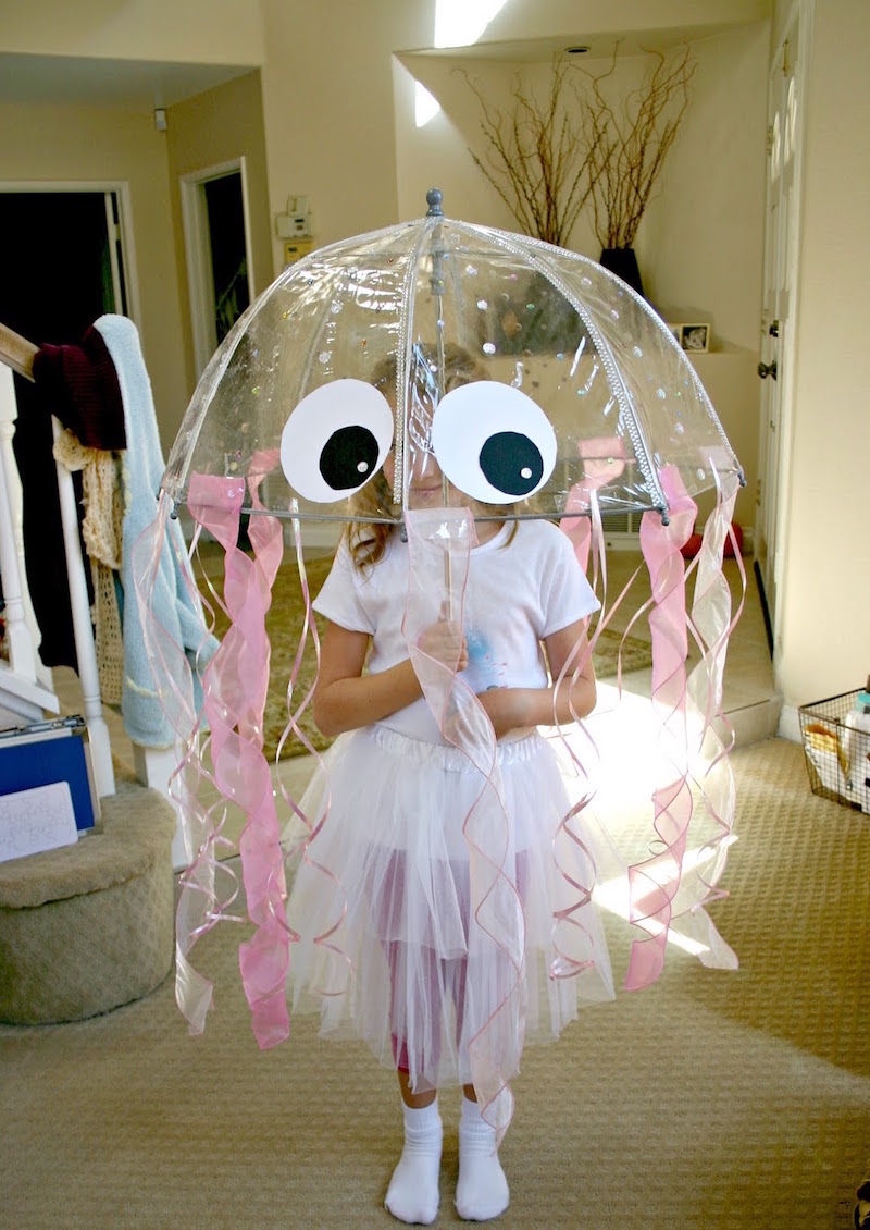 idee de déguisement dernière minute pour Halloween petite-fille-meduse-parapluie-transparent