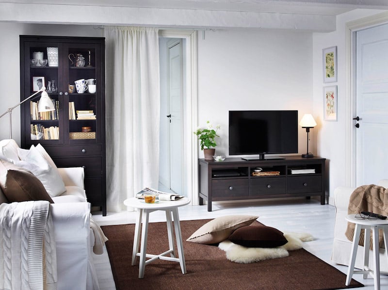 idee-decoration-salon-blanc-meubles-bois-fonce-coussins-fourrure