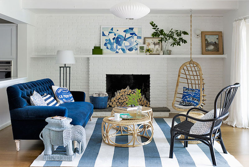 idée décoration salon bleu-blanc-tables-fauteuil-bois-tapis-raye