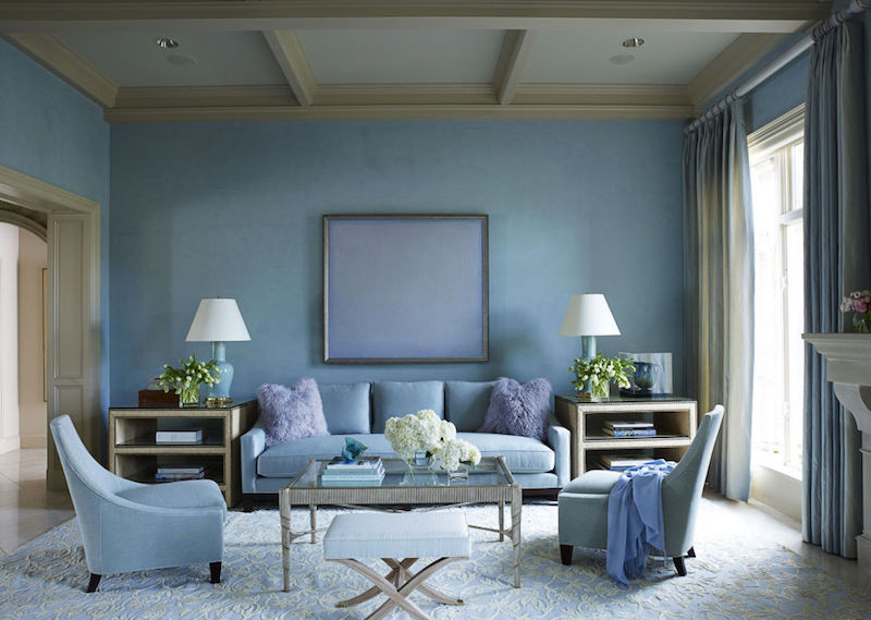 idee-decoration-salon-bleu-pastel-peinture-murale-meubles-assortis