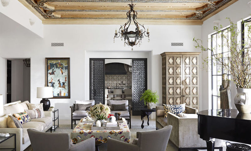 idée décoration salon elegant-meubles-exotiques-plafond-bois