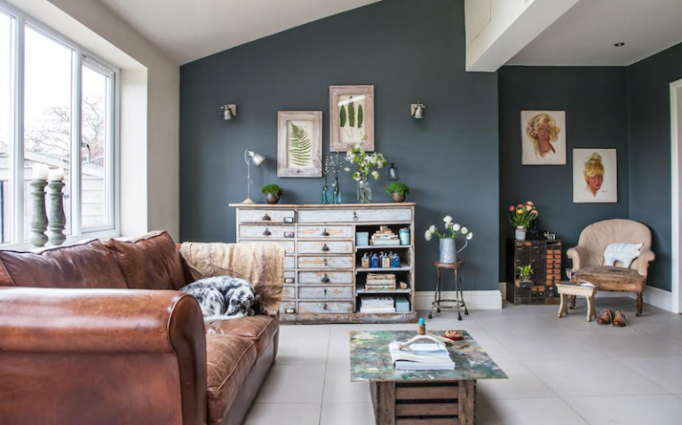 idee-decoration-salon-gris-blanc-canape-meuble-rangement-vintage