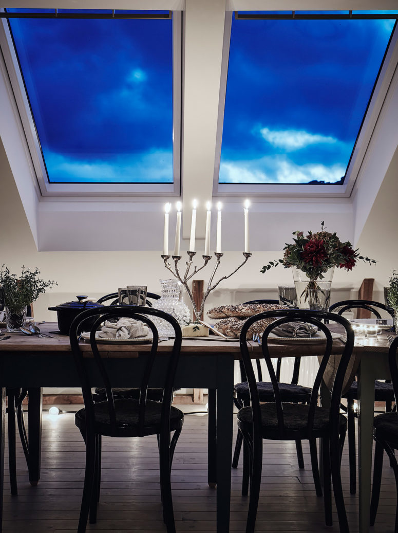 interieur-scandinave-coin-repas-fenetre-toit-ambiance-romantique