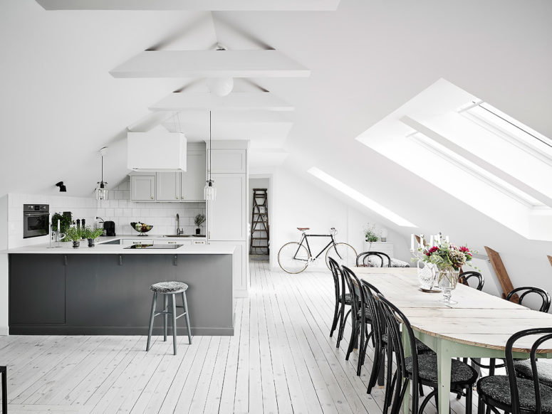 interieur-scandinave-cuisine-salle-manger-plancher-bois-blanchi-ilot-gris-meubles-shabby-chic