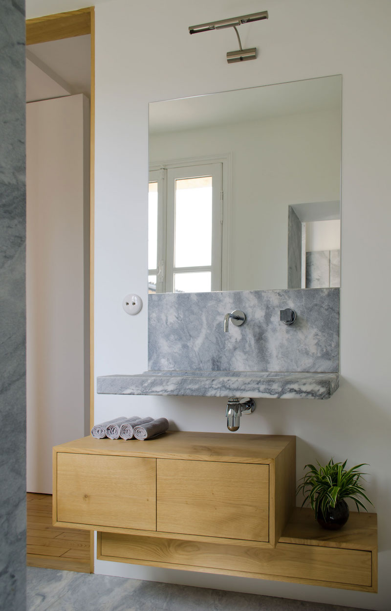 lavabo-salle-bain-marbre-gris-meuble-sous-lavabo-bois