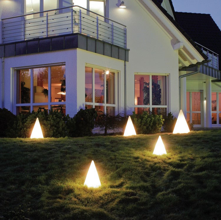 luminaire extérieur led cones-lumineux-facade-maison