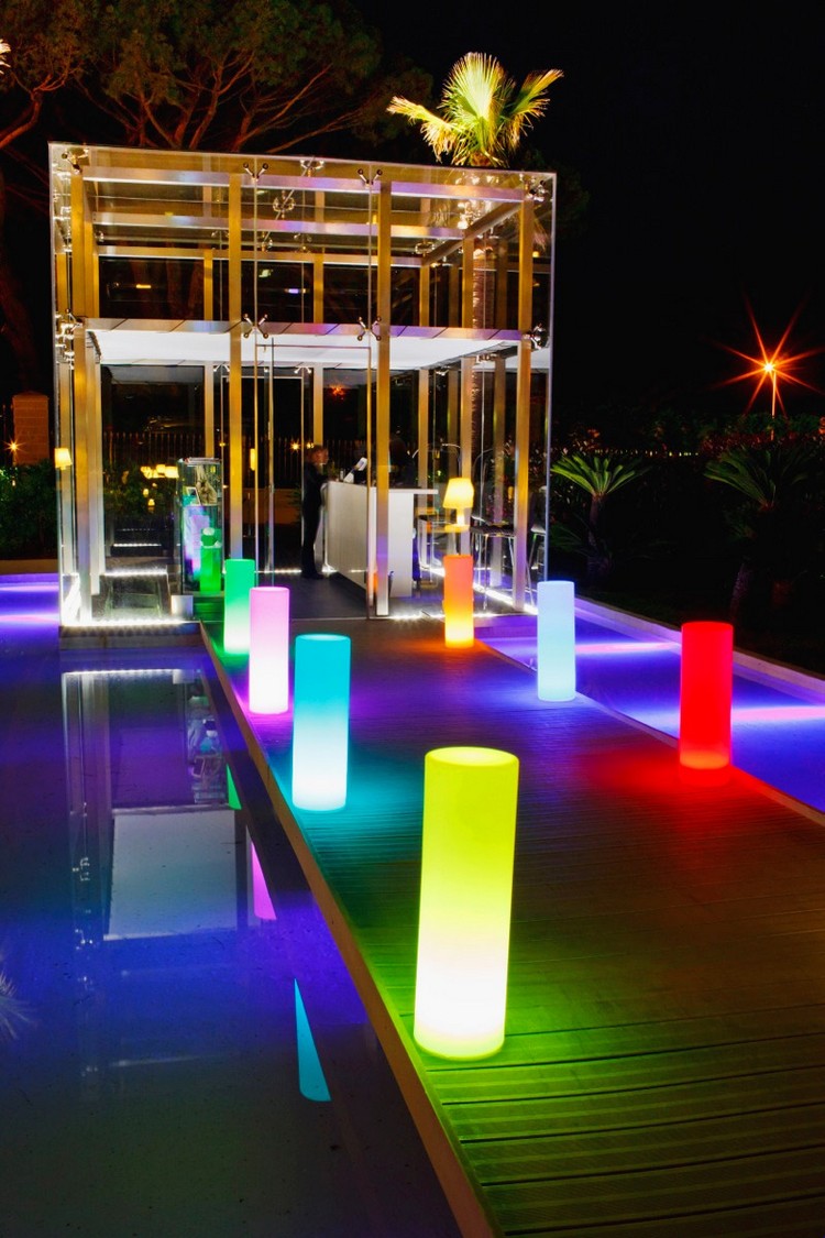 luminaire-exterieur-led-tubes-multicolores-terrasse-bois
