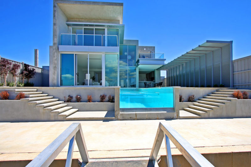 maison-beton-plusieurs-baies-vitrees-piscine-paroi-transparent