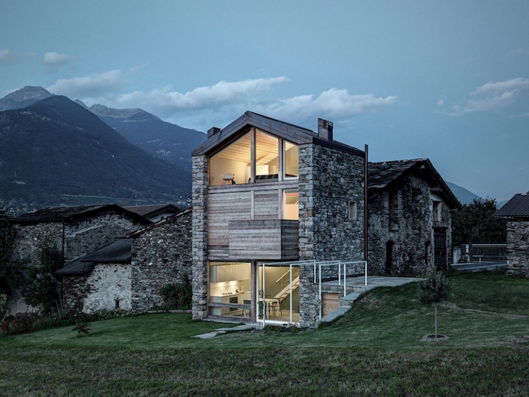 maison en pierre naturelle-grise-bois-massif-aux-pieds-alpes-italiennes