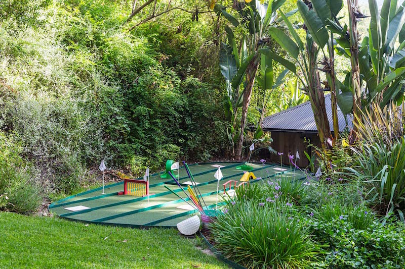 maison de star jennifer-lopez-jardin-terrain-mini-golf-entoure-verdure
