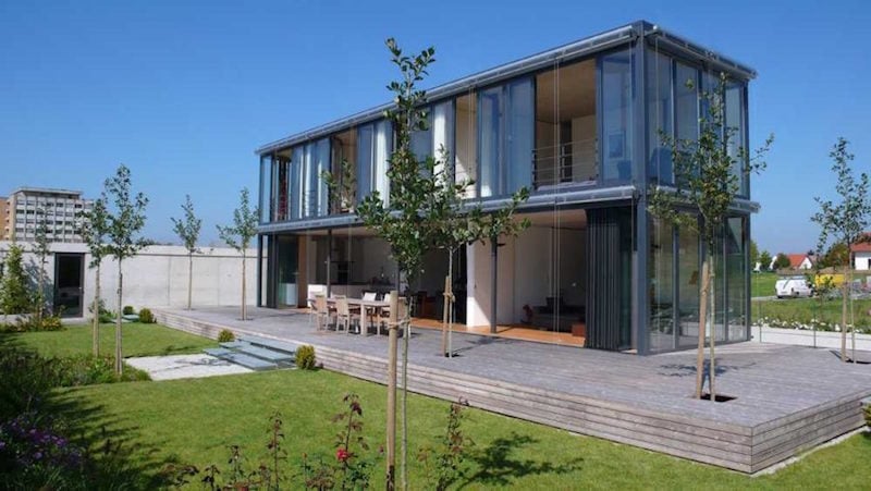 maison-verre-acier-deux-etages-grande-terrasse-bois-arbres