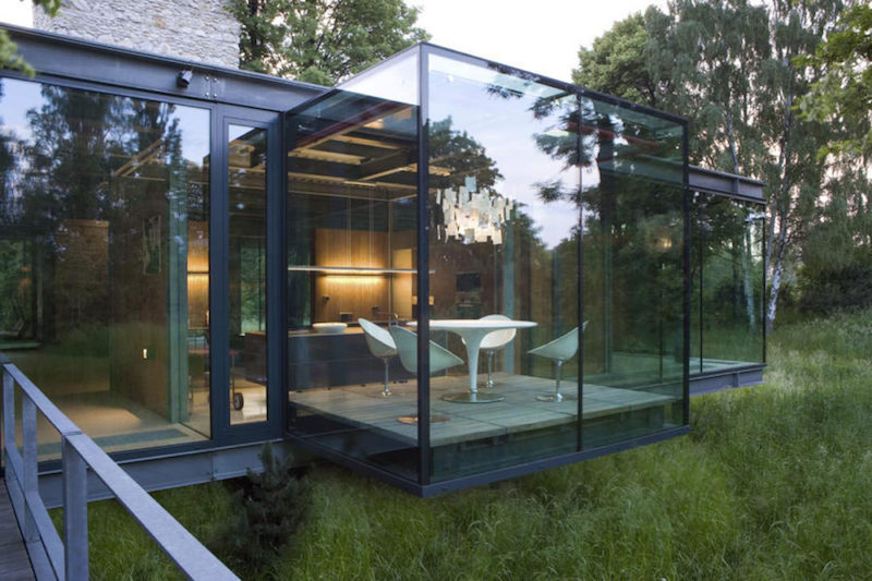 maison-verre-acier-moderne-foret-extension-vitree-porte-a-faux