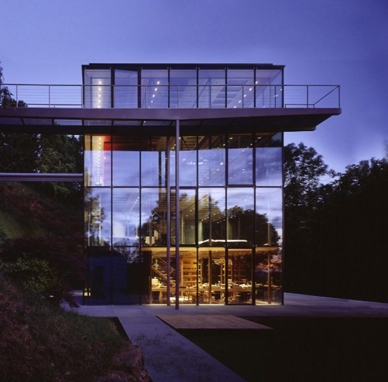 maison-verre-metal-plusieurs-etages-pont-passage-exterieur