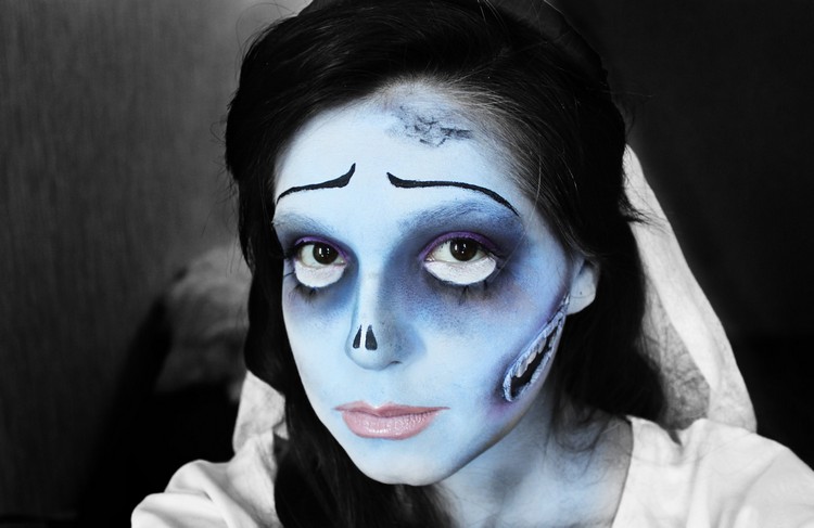 maquillage-halloween-facile-zombie-bleu-clair-teint-cadaverique