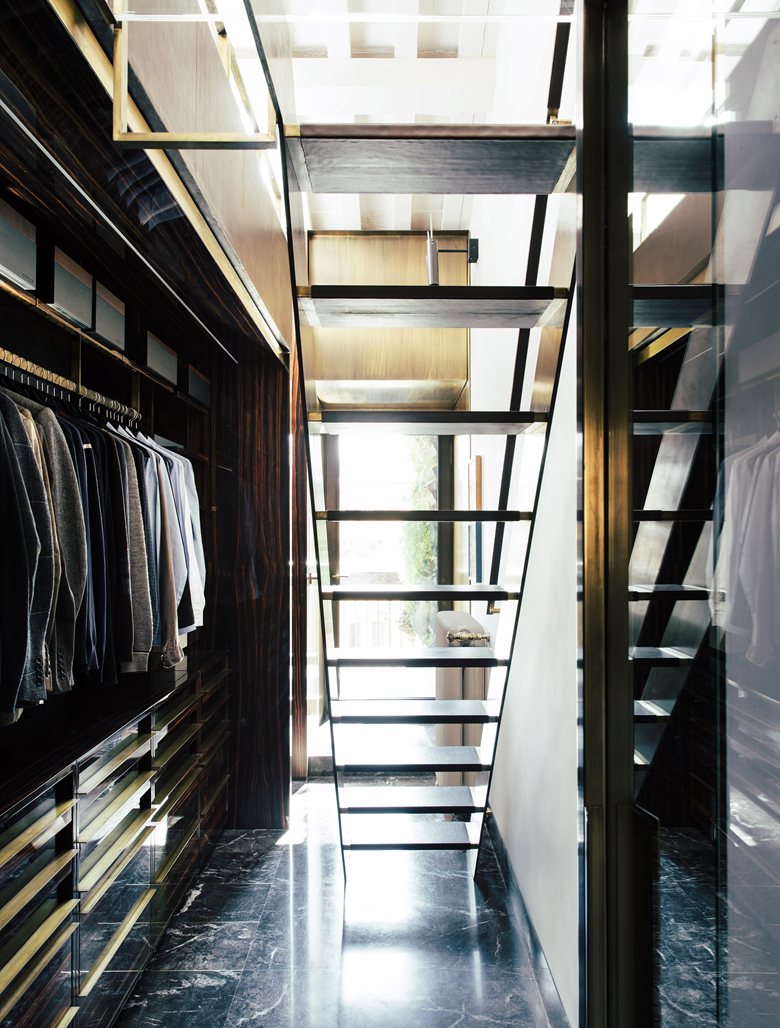 marbre-noir-parement-bois-couloir-ambiance-cosy