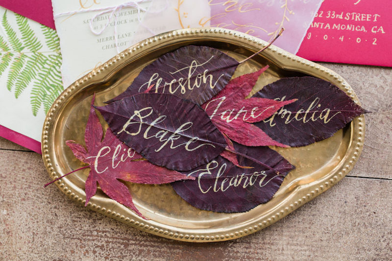 mariage-automne-idee-decoration-table-marque-place-feuilles