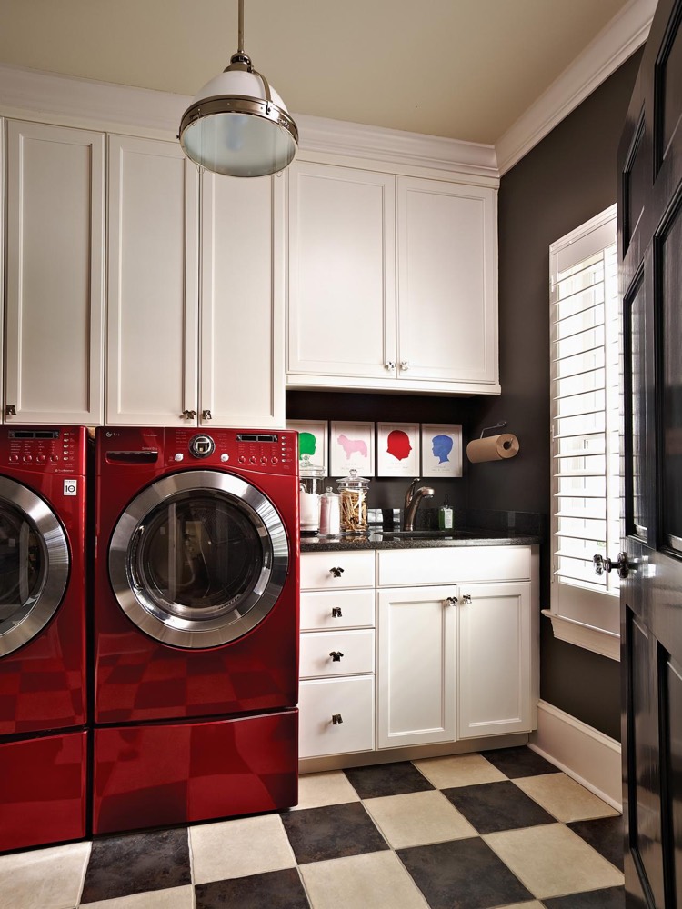 meuble-pour-machine-a-laver-armoires-blanches-evier-carrelage-retro-lave-linge-rouge
