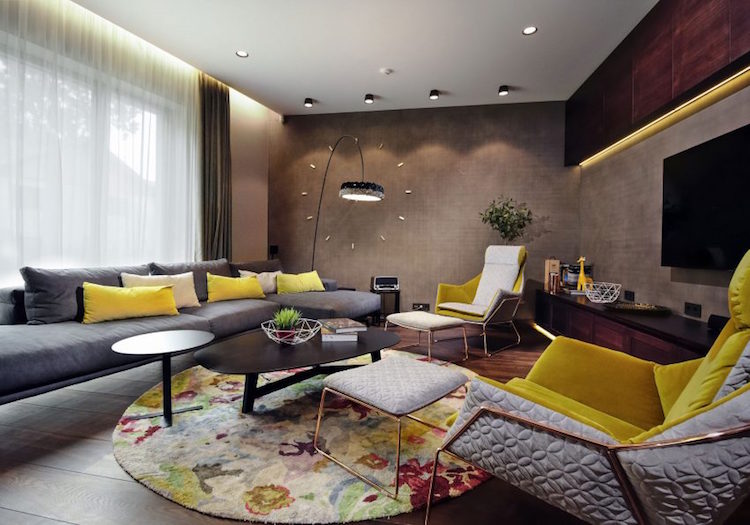 mobilier-bois-fonce-salon-moderne-gris-accents-jaunes-peinture-effet-beton