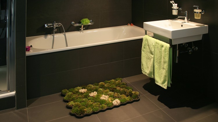 mousse-vegetale-paillasson-carpette-salle-bains-ambiance-zen