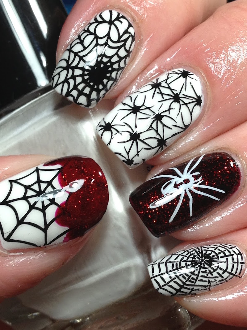 nail art original pour Halloween en blanc-stickers-noirs-araignees-toiles