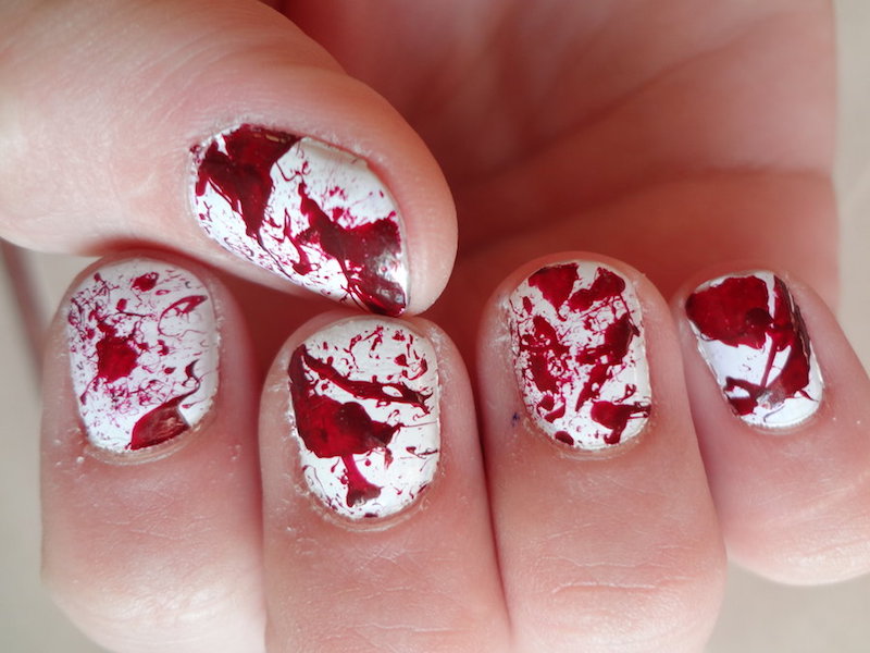 nail art original pour Halloween- eclaboussures-sang-fond-blanc