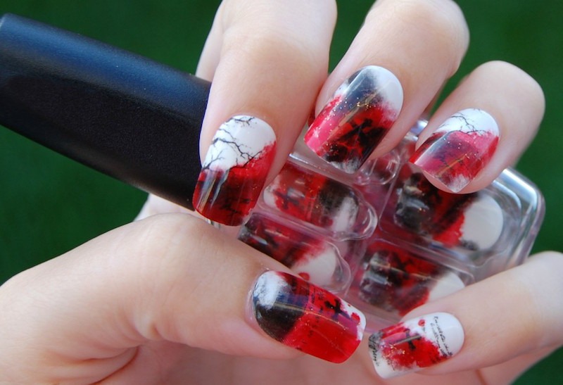 nail art original pour Halloween en blanc,rouge,noir,cimetiere,brouillard