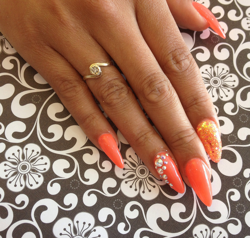 nail-art-original-halloween-ongles-stiletto-orange-strass