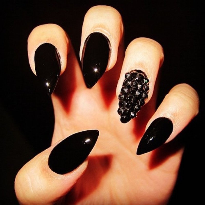 nail-art-original-halloween-stiletto-vernis-noir-brillant-clous-noirs