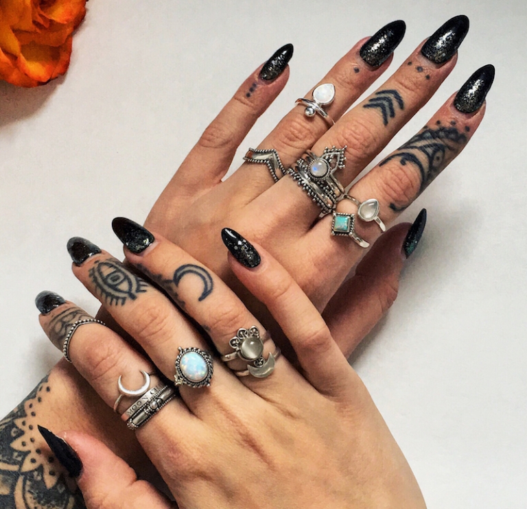 nail-art-original-pour-halloween-vernis-ongles-noir-tatouages