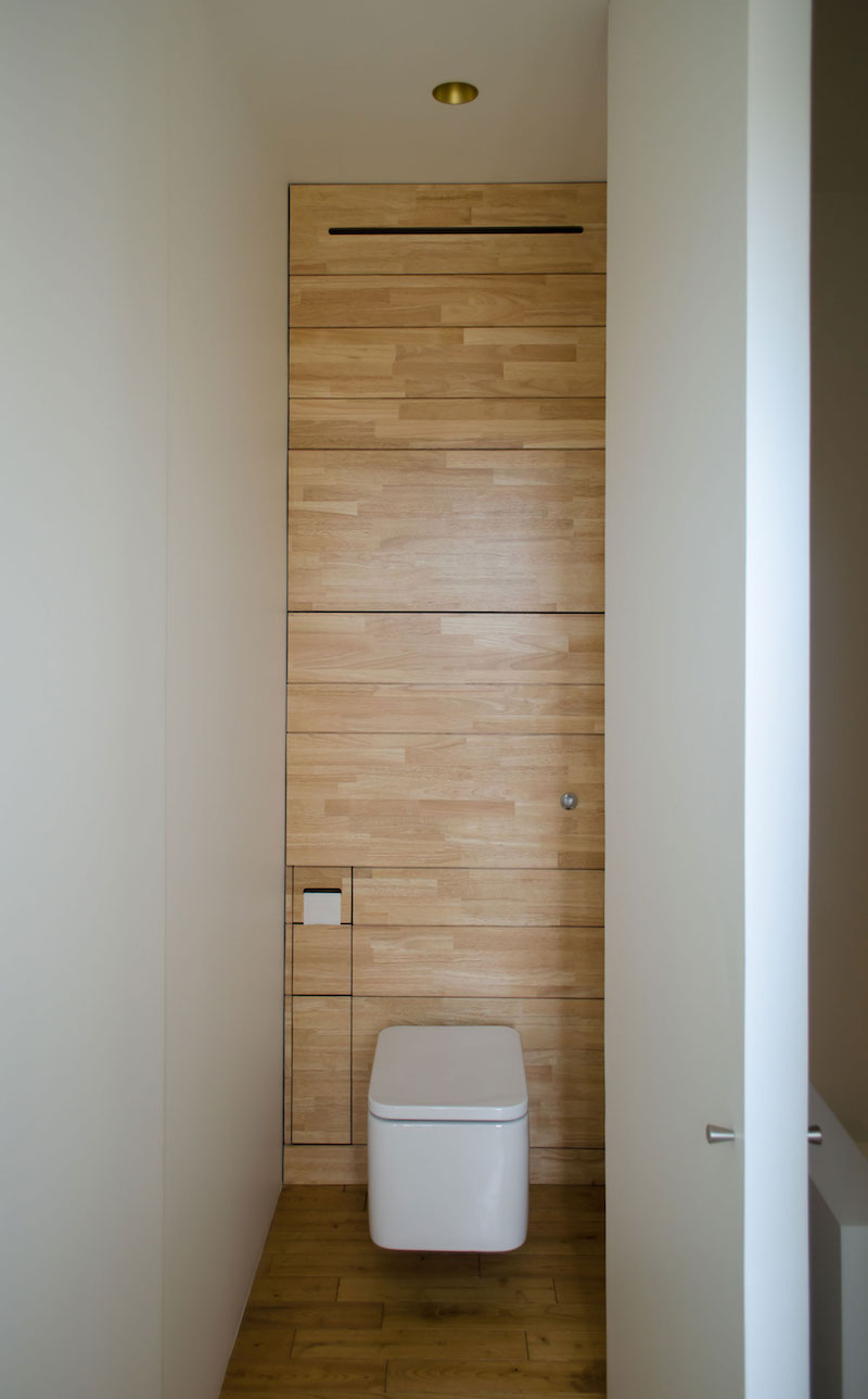 parquet en châtaignier dans les toilettes-reve%cc%82tement-mural-bois-clair